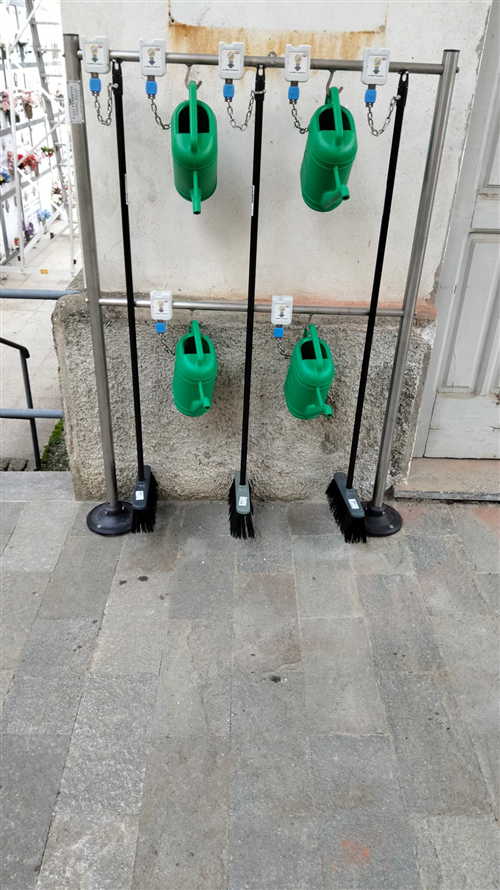 Installazione portascope e portainnaffiatoi